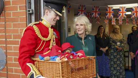 Camilla übergab persönlich einige der Tausenden von Paddington-Bären, die in Erinnerung an die Königin zurückgeblieben sind.