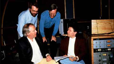 Alan Menken, unten rechts, mit Ron Clements und John Musker und hinter den Kulissen von „Aladdin“ im Jahr 1992.