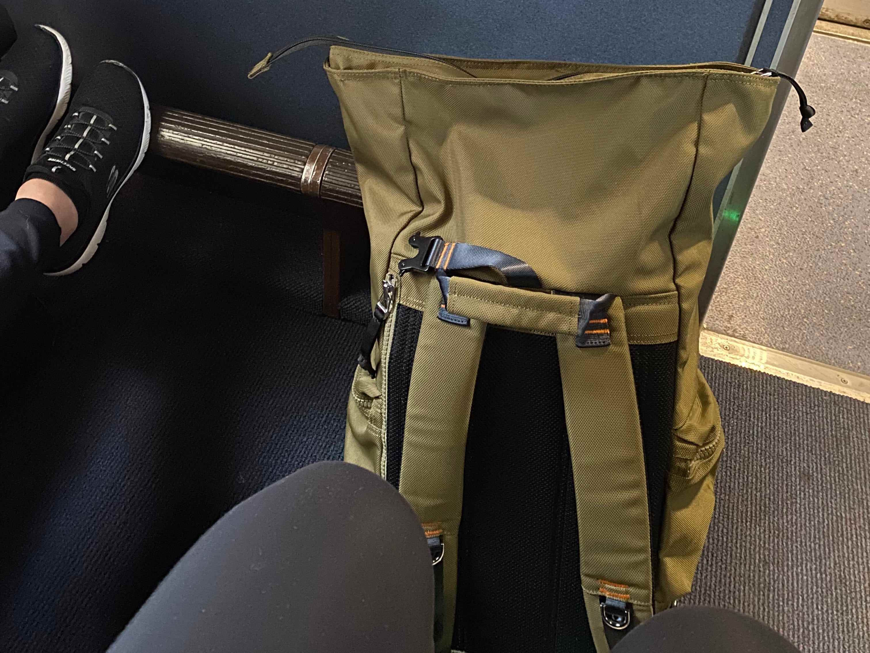 Der Rucksack der Schriftstellerin und kein Schreibtisch in ihrem Zugsitz