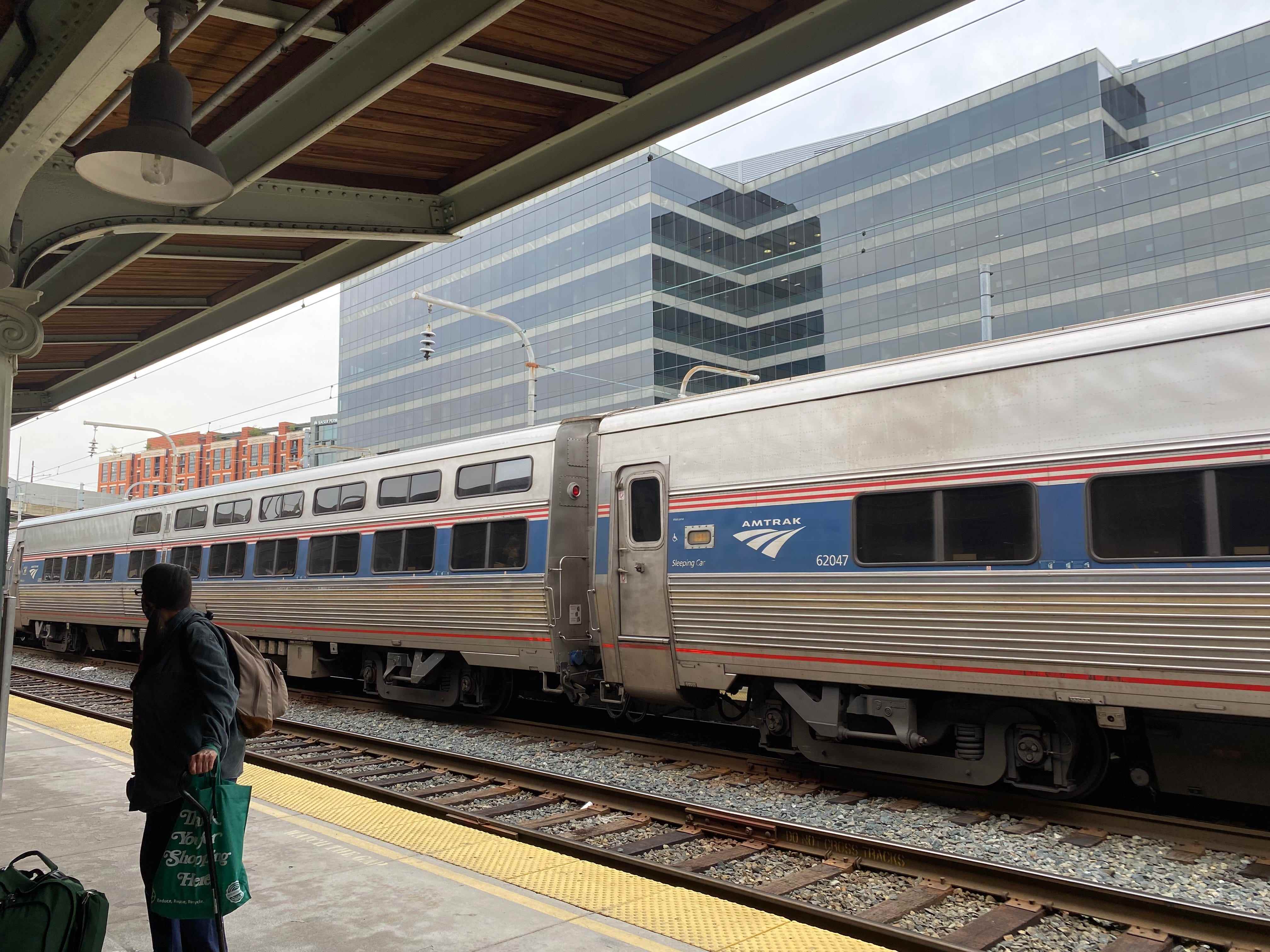 Amtrak-Zug auf seinen Gleisen