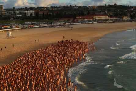 Tausende Leichen bei Sonnenaufgang für die Bondi Beach-Installation des Fotokünstlers Spencer Tunick.