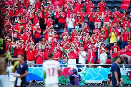 Walisische Fans applaudieren iranischen Spielern in Vollzeit.