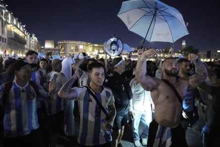 Argentinische Fans versammeln sich am Vorabend ihres entscheidenden Spiels gegen Mexiko in Doha.