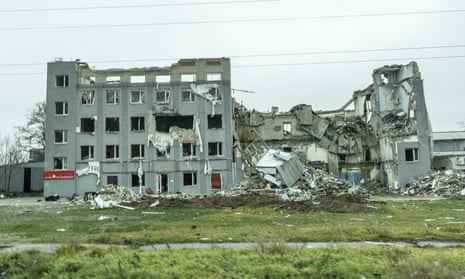Ein Gebäude in Cherson nach einem russischen Bombenangriff