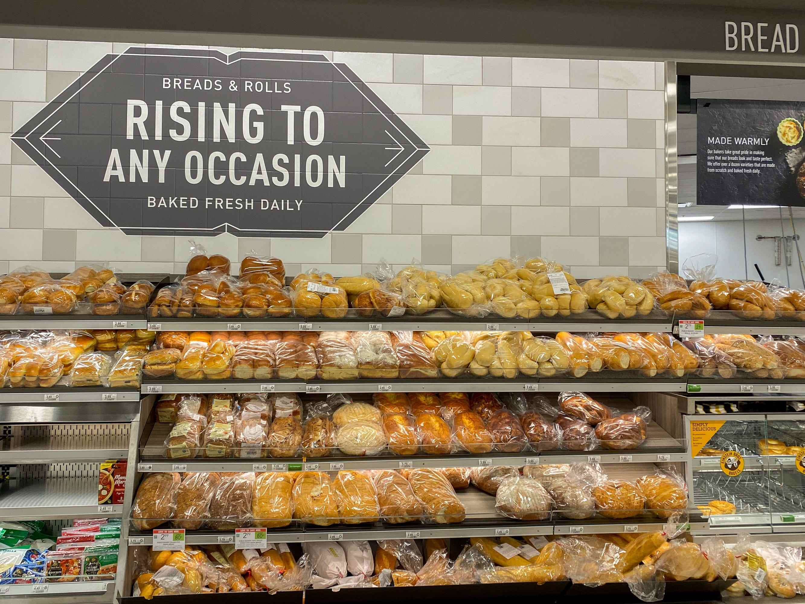 In einem Publix in Florida sind verschiedene Brotsorten in den Regalen zu sehen