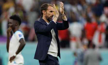 Englands Manager Gareth Southgate applaudiert den Fans am Ende des Spiels.