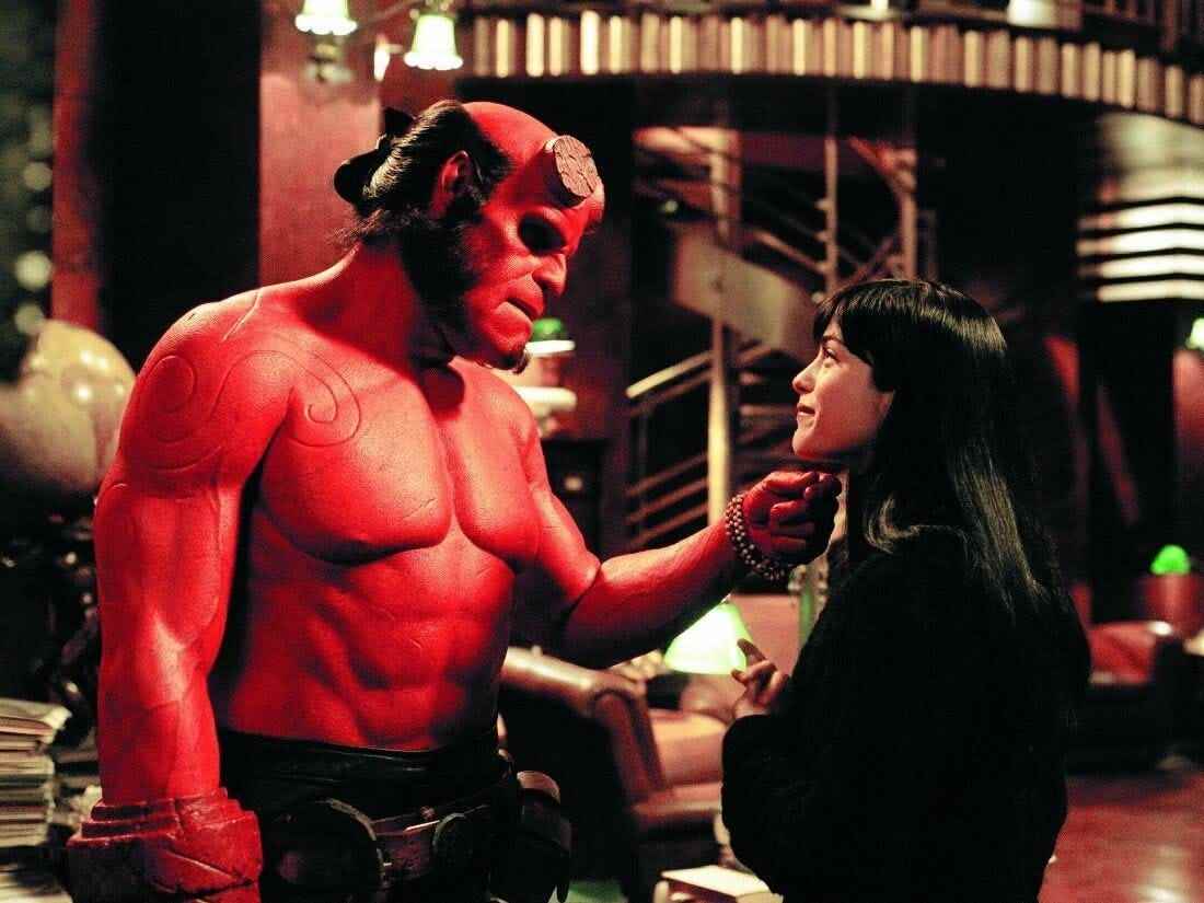 Ron Pearlman und Selma Blair in „Hellboy“ (2004).