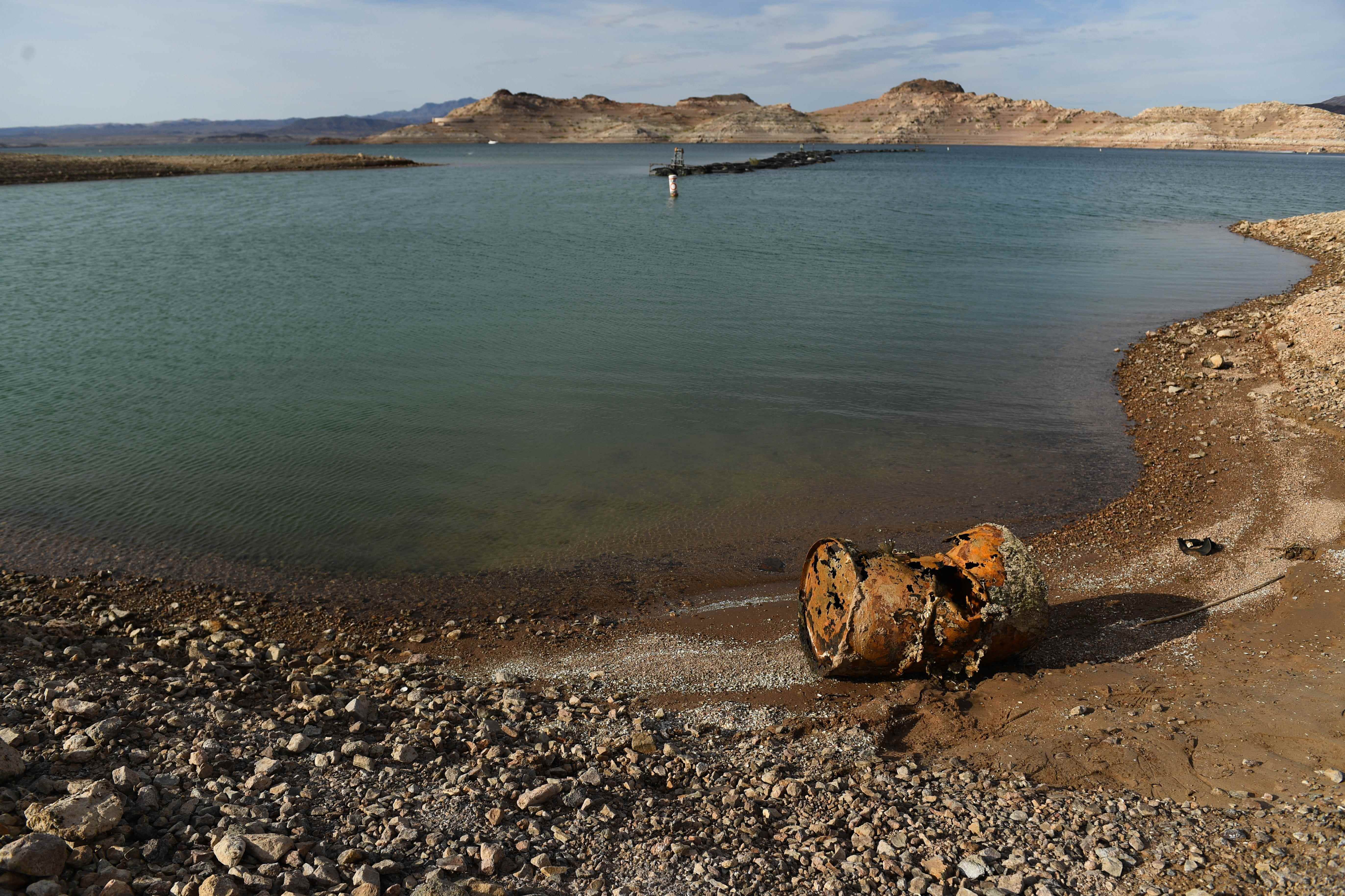 Ein verrostetes Metallfass in der Nähe der Stelle, an der ein anderes Fass mit einem menschlichen Körper gefunden wurde, liegt bei niedrigem Wasserstand aufgrund der westlichen Dürre am Lake Mead am 5. Mai 2022 freigelegt am Ufer.
