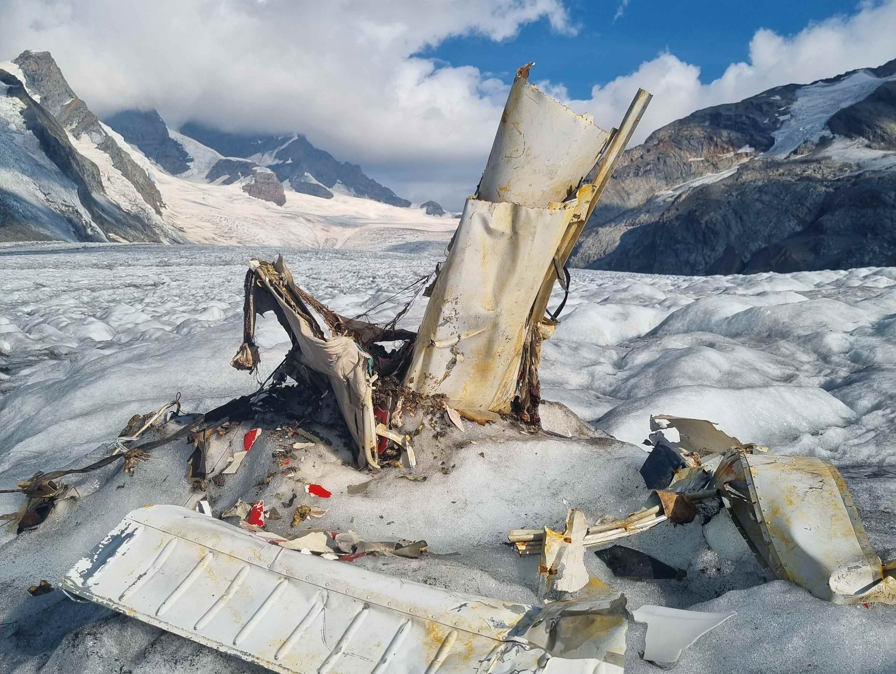 Die schmelzenden Gletscher der Schweiz brachten die Überreste eines Flugzeugs von 1968 zum Vorschein.