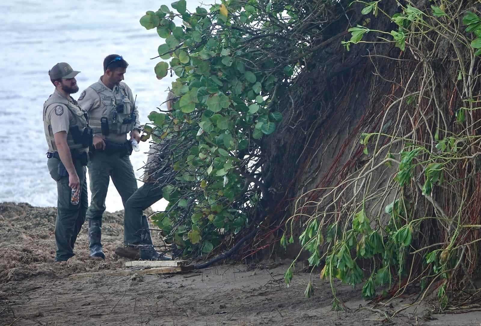 Mitarbeiter der Florida Fish and Wildlife Conservation Commission bewachen das Gebiet, in dem alte menschliche Überreste am 11. November 2022 vom Hurrikan Nicole am Chastain Beach freigelegt wurden.