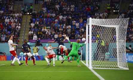Kylian Mbappé erzielt sein zweites Tor des Spiels für Frankreich