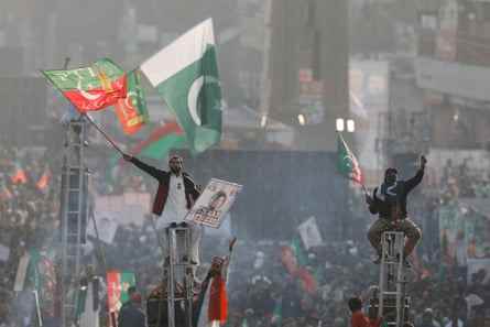 Khan-Anhänger kamen zu Zehntausenden, um ihren Anführer in Rawalpindi sprechen zu hören