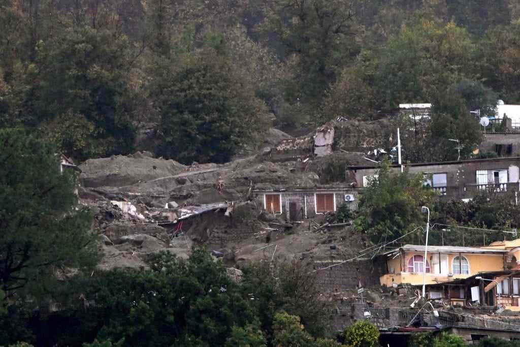 Dieses am 26. November 2022 aufgenommene Foto zeigt beschädigte Gebäude nach einem durch starke Regenfälle verursachten Erdrutsch in Casamicciola auf der Insel Ischia.