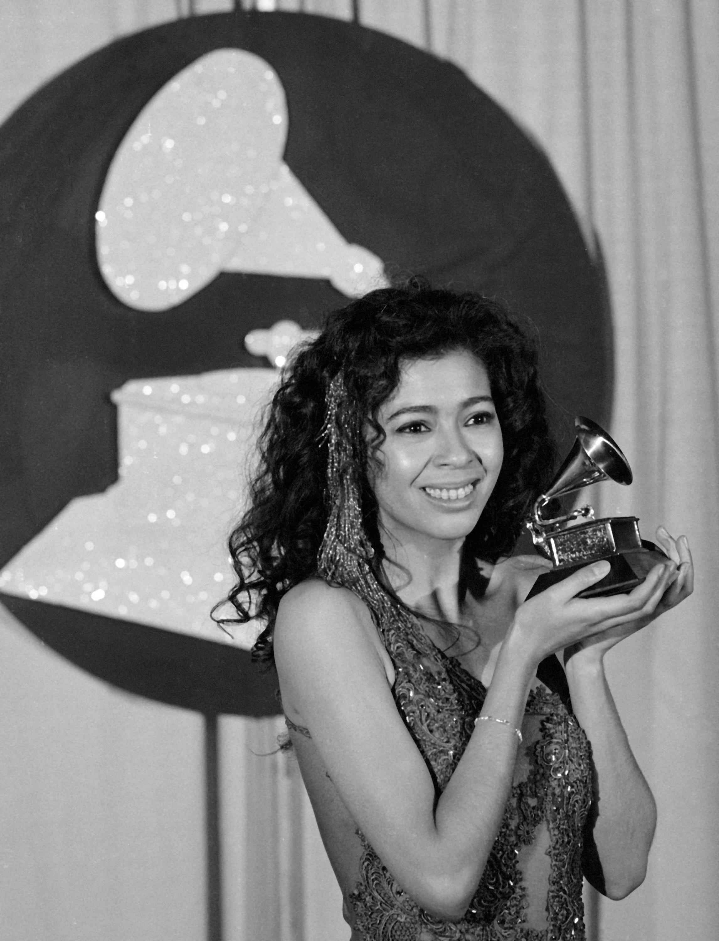 Irene Cara hinter der Bühne während der 26. jährlichen Grammy-Verleihung im Shrine Auditorium am 28. Februar 1984 in Los Angeles, Kalifornien.
