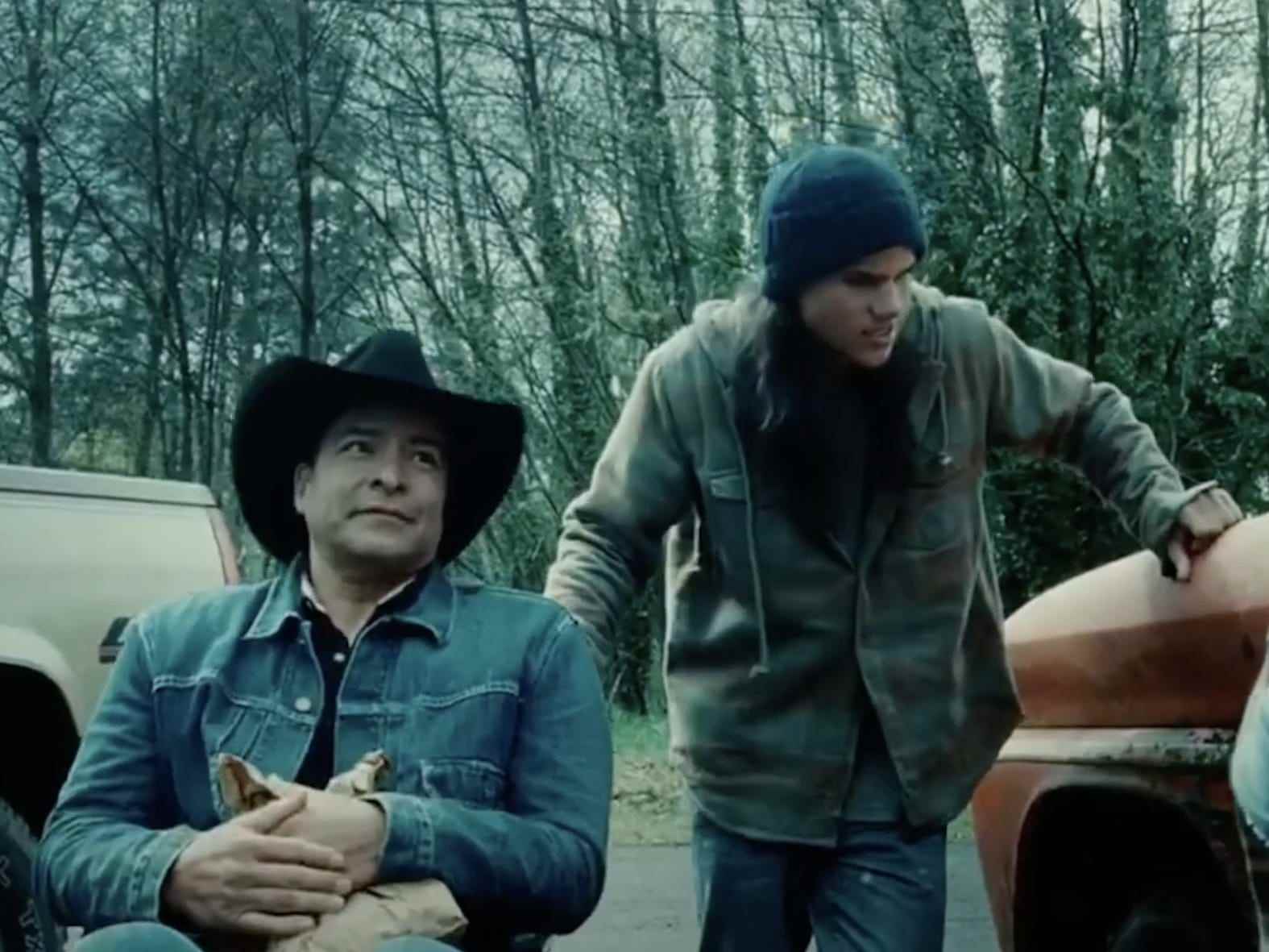 Billy und Jacob hängen in Twilight zwischen zwei Autos herum