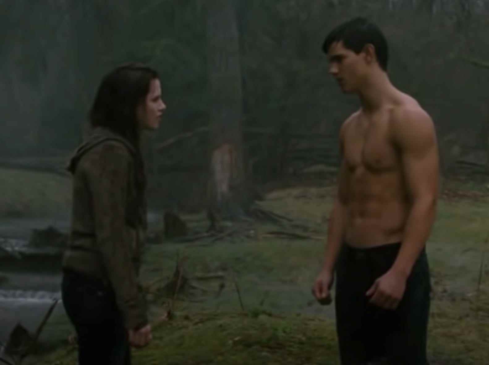 Bella und Jacob stehen in New Moon im Regen und unterhalten sich