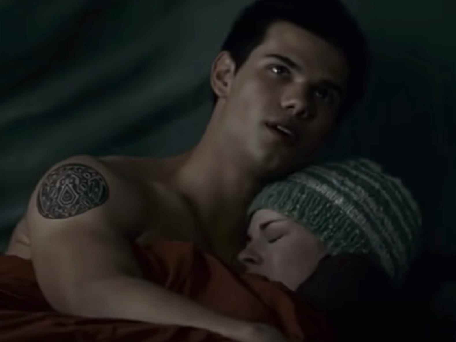 Jacob mit nacktem Oberkörper, der Bella in einem Zelt in der Sonnenfinsternis hält