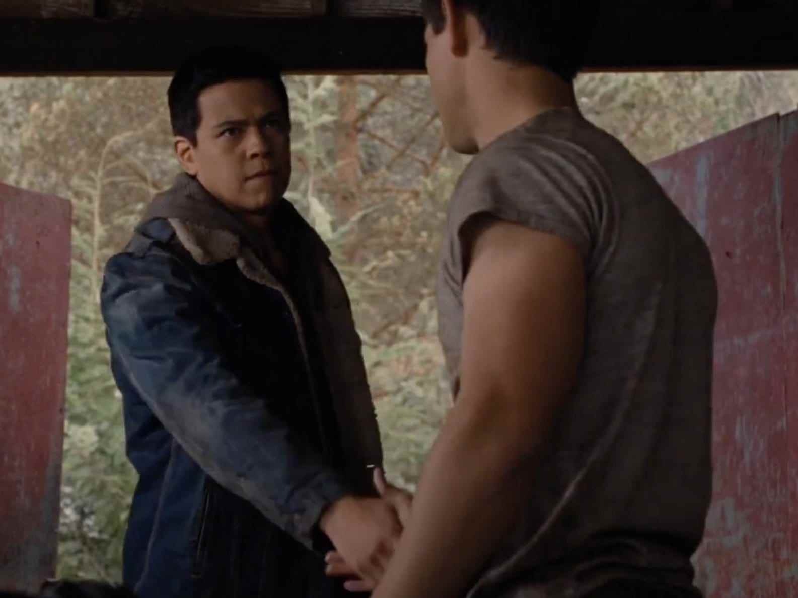 Jacob und Sam geben sich im Twilight-Film vor roten Scheunentoren die Hand