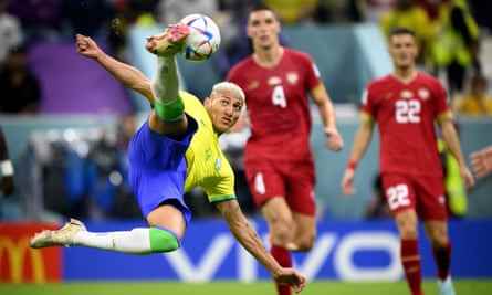 Brasiliens Richarlison erzielt ein spektakuläres Tor gegen Serbien