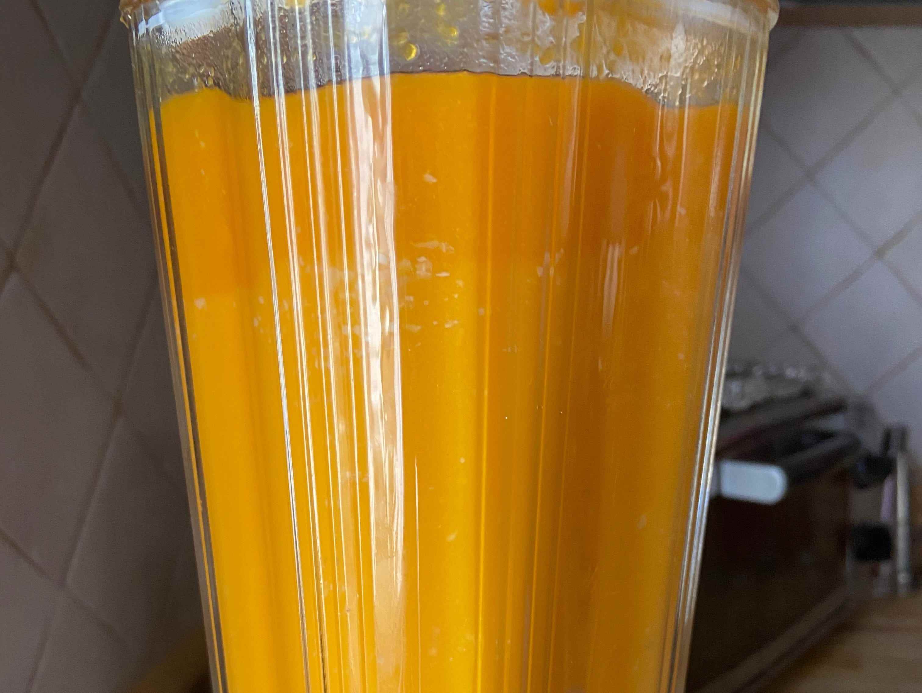 Ein Mixer gefüllt mit Orangenkürbis