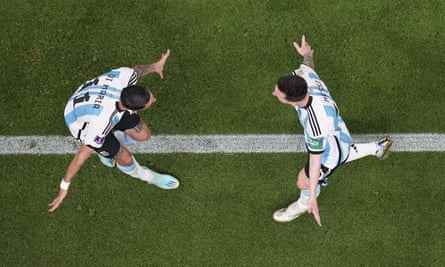 Di María und Messi feiern mit ausgebreiteten Armen