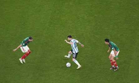 Messi dribbelt im Mittelfeld an zwei Gegenspielern vorbei