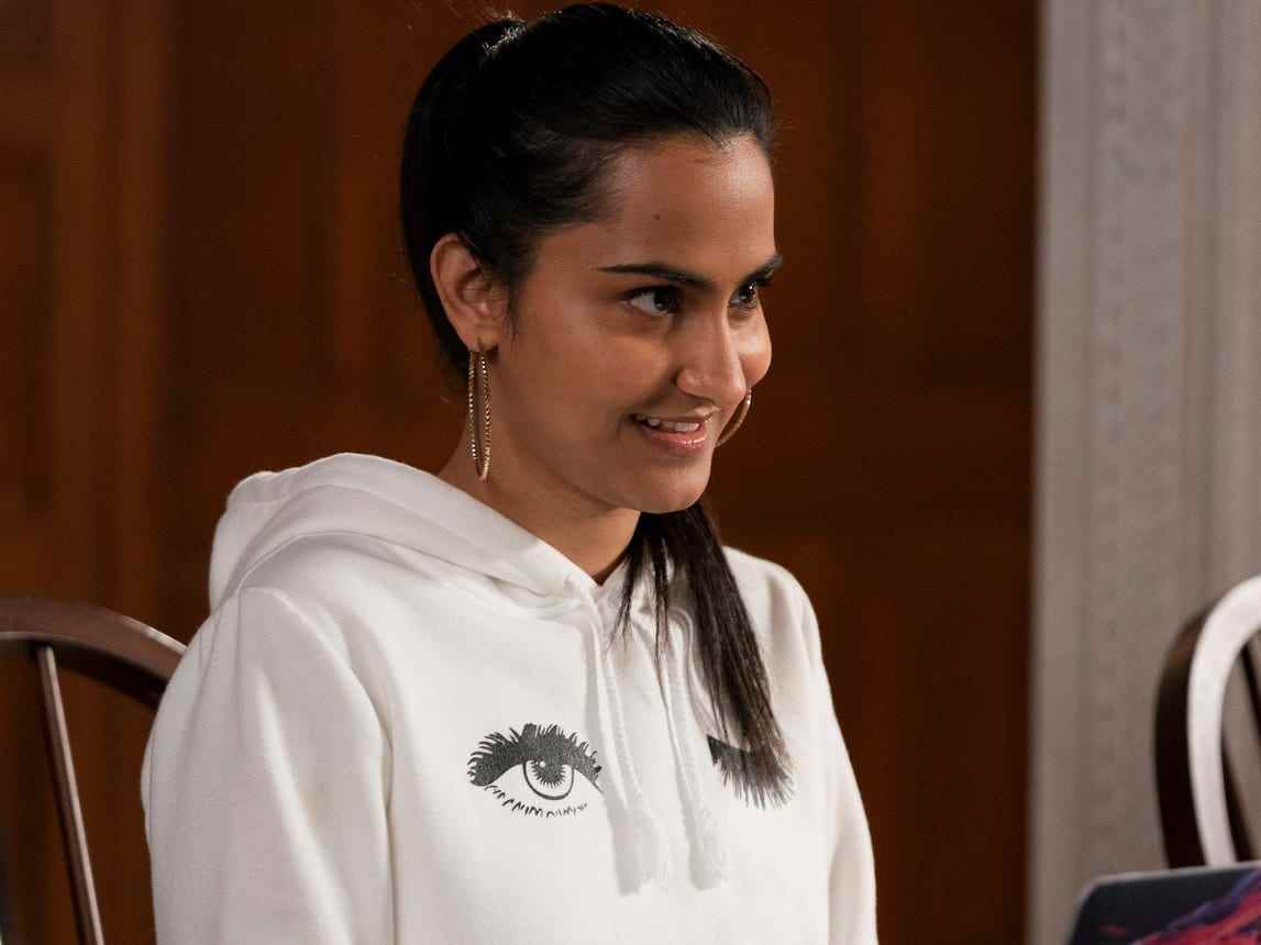 Amrit Kaur in der zweiten Staffel, Folge eins von „The Sex Lives of College Girls“.