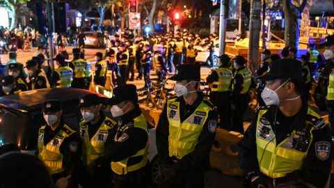 Polizisten blockieren am Sonntag die Urumqi Road in Shanghai.