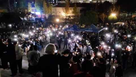 Studenten der Communication University of China in Nanjing versammeln sich am Samstagabend zu einer Mahnwache, um die Opfer des Brandes in Xinjiang zu betrauern.