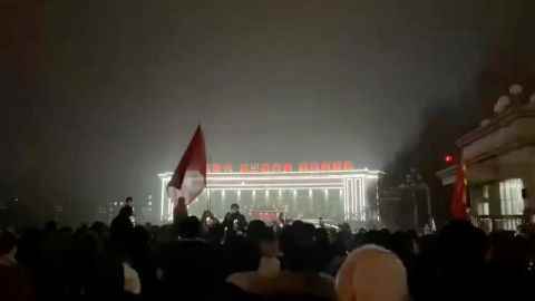 Einwohner von Urumqi demonstrieren am Freitagabend vor einem Regierungsgebäude gegen eine monatelange Sperrung durch Covid.