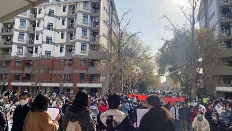 Hunderte Studenten der Tsinghua-Universität in Peking versammelten sich am Sonntag, um gegen Null-Covid und Zensur zu protestieren.