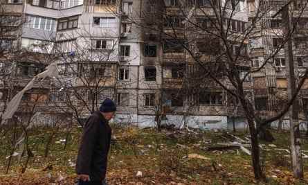 Ein Mann geht an einem beschädigten Wohnhaus in Cherson in der Südukraine vorbei.
