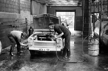 Männer arbeiten 1989 in Rostock an einem Trabant.