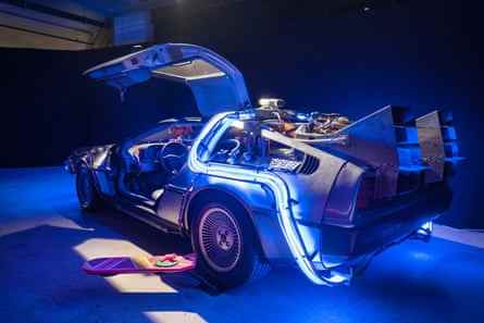 Eine lebensgroße Nachbildung der DeLorean-Zeitmaschine des Films, die aus einer Fahrt im Themenpark der Universal Studios geborgen wurde und die Ausstellung beinhaltete.