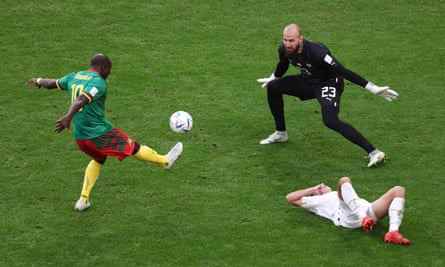 Kameruns Vincent Aboubakar hebt den Ball über Serbiens Torhüterin Vanja Milinkovic-Savic