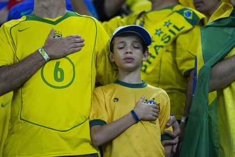 Brasilianische Fans hören ihre Nationalhymne,