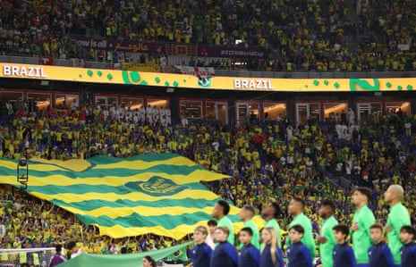 Brasilien-Fans zeigen ein riesiges Trikot, das für die Unterstützerbewegung von Verde Amarelo wirbt.