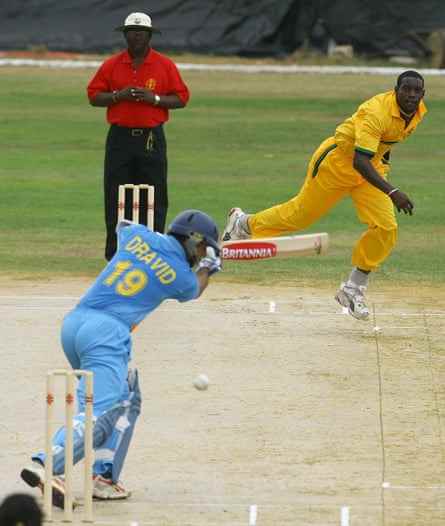 Lawson schlägt Rahul Dravid 2006 während eines Aufwärmspiels in Montego Bay.