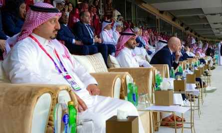 Gianni Infantino mit Yasser Al-Mishal, Präsident des saudischen Fußballverbandes, und Prinz Abdulaziz bin Turki, Sportminister Saudi-Arabiens.
