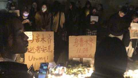 Die Einwohner von Shanghai hielten am 26. November eine Kerzenlicht-Mahnwache ab, um die Opfer des Brandes in Xinjiang zu betrauern.