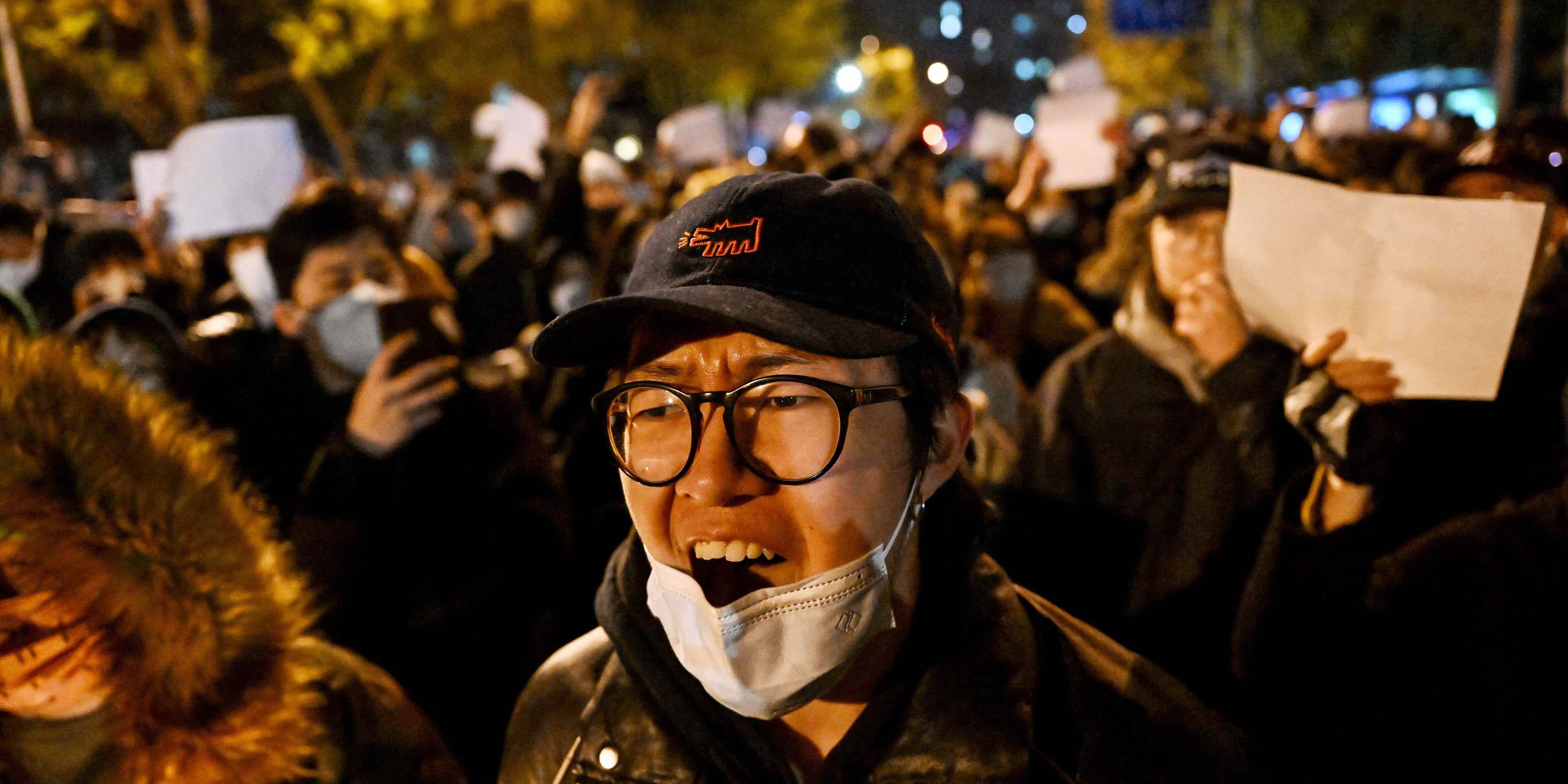 Tausende von Demonstranten brechen in seltenen Protesten gegen die COVID-19-Beschränkungen in ganz China aus.