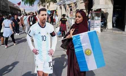 Ein Fan posiert für ein Foto mit einem Pappaufsteller des Argentiniers Lionel Messi in Doha.