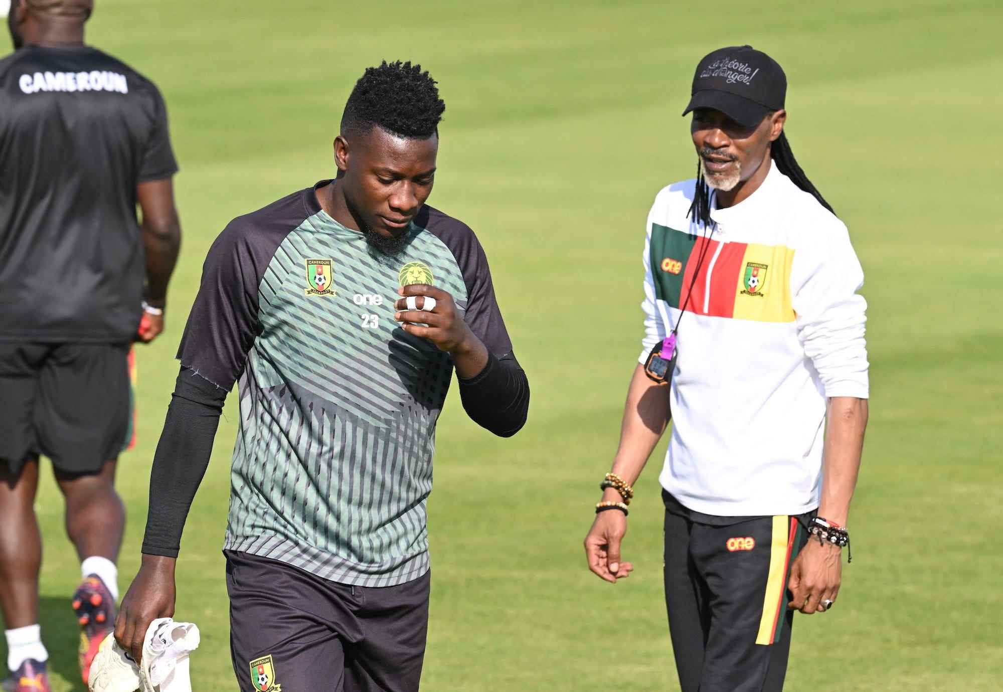 Kameruns Cheftrainer Rigobert Song (R) überwacht eine Trainingseinheit seiner Spieler, darunter Kameruns Torwart Andre Onana, am 27. November 2022 im Al Sailiya SC in Doha am Vorabend eines Fußballspiels der Fußballweltmeisterschaft 2022 in Katar zwischen Kamerun und Serbien.