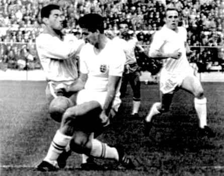 Maurice Norman, zweiter von links, kämpft mit dem Brasilianer Garrincha (links) im WM-Viertelfinale zwischen England und Brasilien in Viña del Mar, Chile, am 10. Juni 1962 um den Ball.