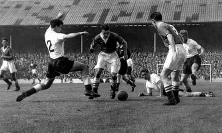Maurice Norman, links, für Tottenham Hotspur versucht, Chelseas 17-jährigen Star Jimmy Greaves in einem Spiel der Division One in der White Hart Lane im August 1957 aufzuhalten.