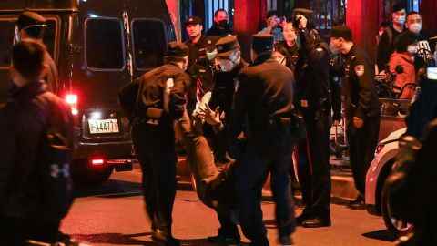In der Nacht zum Sonntag wird in Shanghai ein Demonstrant von der Polizei festgenommen.