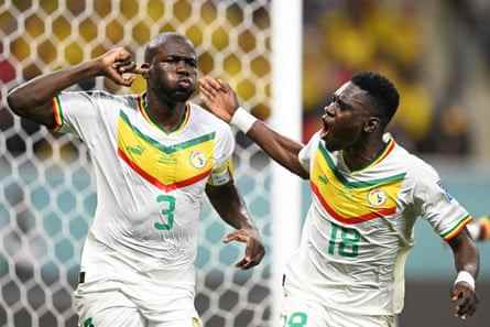 Kalidou Koulibaly (links) feiert den Siegtreffer für Senegal gegen Ecuador.