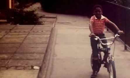 Das BMX erbte ich später … Eric Otieno Sumbas Bruder Ronald in Coulsdon, 1985.