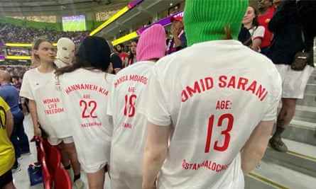 Mitglieder von Pussy Riot tragen T-Shirts mit den Namen von im Iran getöteten Frauen mit ihrem Alter während des Spiels zwischen dem Iran und den Vereinigten Staaten der FIFA-Weltmeisterschaft Katar 2022 in Doha.