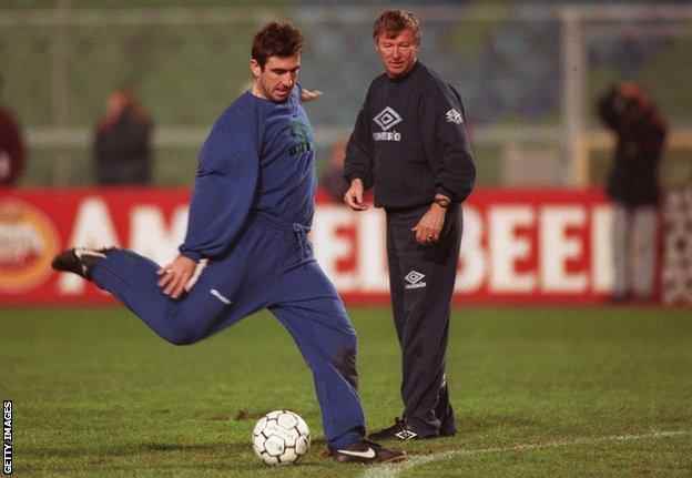 Training von Manchester United - Eric Cantona schießt aufs Tor, während Sir Alex Ferguson beobachtet